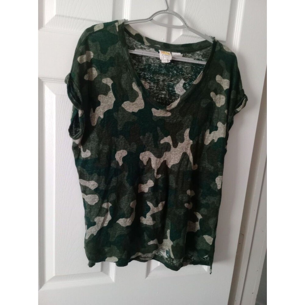 Green Camo V-Neck Short Sleeve Top. Large  C&C California.